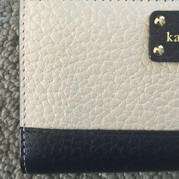 Kate Spade. Bay Street Stacey Wallet long bifold NWT Cream/ Navy pebbled leather - Picture 5 of 17